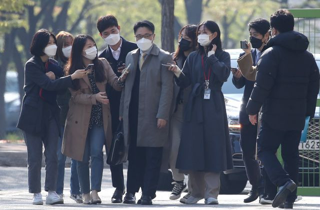 김진욱 고위공직자범죄수사처장이 19일 오전 정부과천청사 공수처 정문(5동 후문)으로 출근하며 취재진의 질문에 답변하고 있다. 사진=연합뉴스