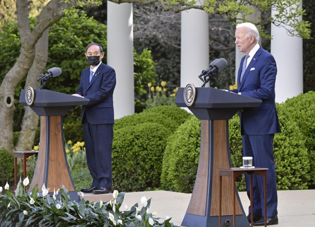 조 바이든 미국 대통령과 스가 요시히데 일본 총리가 지난 16일(현지시간) 미국 워싱턴DC 백악관에서 정상회담을 한 뒤 공동 기자회견을 하고 있다. 연합뉴스