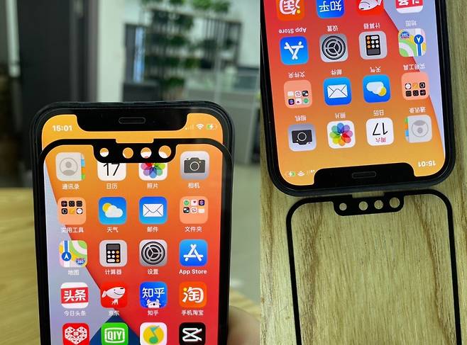 아이폰13(또는 아이폰12S) 전면 패널로 추정되는 제품과 아이폰12 전면 비교 모습. 이전 제품 대비 좁아진 노치 모습이 확인된다. /사진=듀안루이 트위터