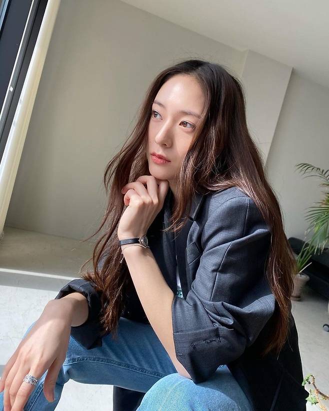 Singer and actor Jung Soo-jung showed off her beautiful looks, which resemble her sister Jessica.Jung Soo-jung posted three photos on his instagram on April 19.In the photo, Jung Soo-jung is wearing a jacket and making a new look. Jung Soo-jung has a distinctive atmosphere with dark double eyelids and big eyes.In particular, Jung Soo-jung has impressed those who see it as flawless skin.The netizens who saw this responded such as It is so beautiful, Have a good day today and Ambience goddess.Jung Soo-jung debuted in f(x) in 2009 and released Lachata (LA chA TA), Chu~, Pinocchio, Electric Shock, First Love tooth and 4 Walls.Jung Soo-jung showed stable acting ability not only as a singer but also as appealing as you see, heirs, she is so lovely to me, player and touch.Jung Soo-jung is Jessicas younger brother from Girls Generation.