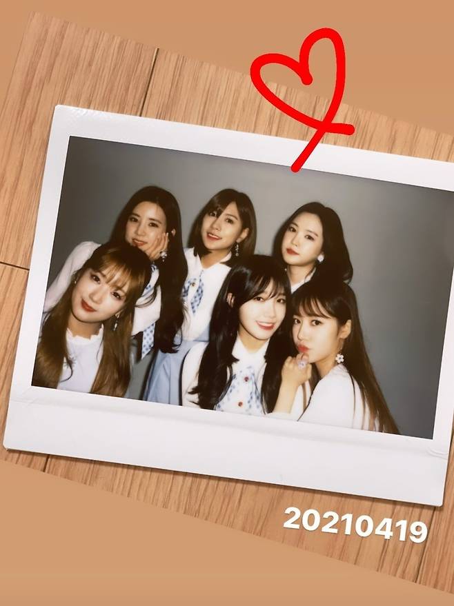 Members of the Apink (Park Cho-rong, Yoon Bomi, Jung Eun-ji, Son Na-eun, Kim Nam-joo, Oh Ha-young) congratulated the debut tenth anniversary and thanked fans.In 2011, he debuted his EP album Seven Springs of Apink and said I do not know, HUSH, Mr.Apink, who has performed with a number of hits such as Chu (Mr. Chu), No No (No No), and No 1 was hit on April 19, 2021, and was hit by the debut tenth anniversary.On this day, Jung Eun-ji celebrated the tenth anniversary with the article 20210419 and heart marking in the picture of the Apink complete Polaroid in his Instagram story.Kim Nam-joo also wrote on his Instagram that Our tenth anniversary, which met in the spring of 17 and became the spring of 27 years old. Congratulations.I will still love you every day, and I always appreciate it. Oh Ha-young said, I have been loved since my mid-teens, and at first I did not know how to repay many people, but I think I know a little now.I was able to feel the warm heart that likes me and the love that I convey through my eyes and mouth.I will repay you so that you can know more. I conveyed my gratitude every year, but it was already the 10th time I counted a year, and now the 10 years of my life have accumulated with memories of those who loved me.Thank you and I love you. I will be happy with my smile today. 