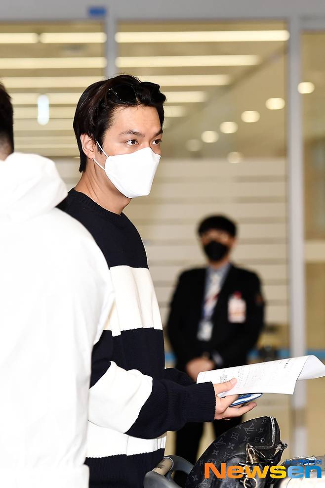 Actor Lee Min-ho is entering the country after finishing the filming schedule of the Pachinko Drama in Vancouver, Canada, through the second passenger terminal at Incheon International Airport in Unseo-dong, Jung-gu, Incheon, on the afternoon of April 19.