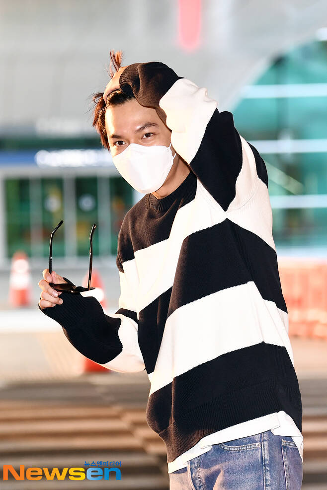Actor Lee Min-ho is entering the country after finishing the filming schedule of the Pachinko Drama in Vancouver, Canada, through the second passenger terminal at Incheon International Airport in Unseo-dong, Jung-gu, Incheon, on the afternoon of April 19.