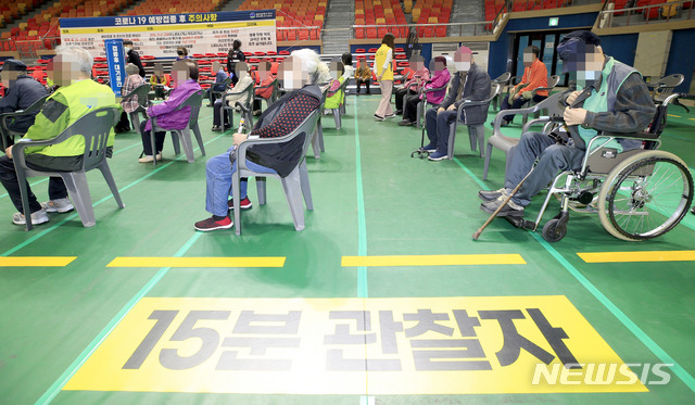 [광주=뉴시스]광주·전남사진기자단 = 지난 1일 오전 광주 서구 염주종합체육관에 설치된 서구지역 예방접종센터에서 75세 이상 일반인 코로나19 화이자 백신 접종이 이뤄진 가운데 접종자들이 대기하고 있다. 2021.04.01. photo@newsis.com