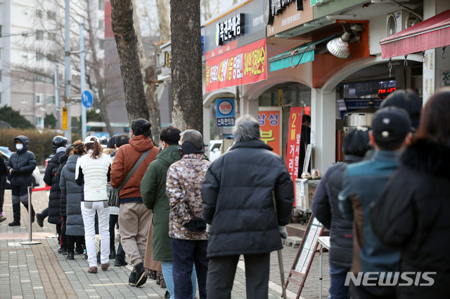 [서울=뉴시스] 김선웅 기자 = 14일 서울 시내의 한 복권 판매점에서 시민들이 각종 복권을 구매하기 위해 줄을 서고 있다. 2021.01.14. mangusta@newsis.com