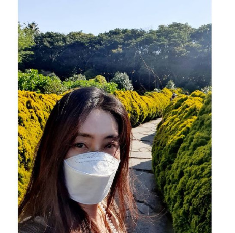 Actor Song Yoon-ah has revealed his current status in Jeju Island.On the afternoon of the 19th, Song Yoon-ah posted several photos on his personal Instagram, saying, I met you, in a beautiful place, with a very pretty Gift.Inside the photo, a picture taken with a friend with a natural Song Yoon-ahs self was released.With the springy Konyaspor Konyaspor landscape, a healing picture of Song Yoon-ah taken under a large tree is seen.Meanwhile, Song Yoon-ah was known to have a second house in Jeju Island in 2009 due to Jejus charm on her honeymoon.Song Yoon-ah has been having a peaceful time in the resting Jeju Island since the JTBC drama Elegant Friends broadcast last year.Song Yoon-ah Instagram