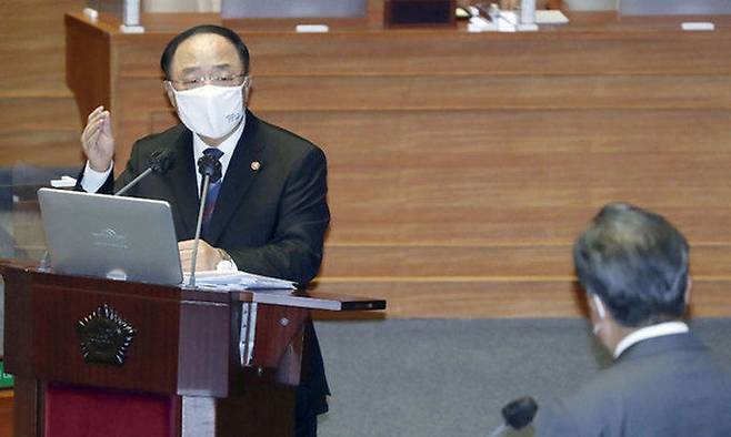 홍남기 국무총리 직무대행이 19일 서울 여의도 국회 본회의장에서 열린 임시국회 정치·외교·통일·안보분야 대정부질문에 출석해 질의에 답변하고 있다. 허정호 선임기자