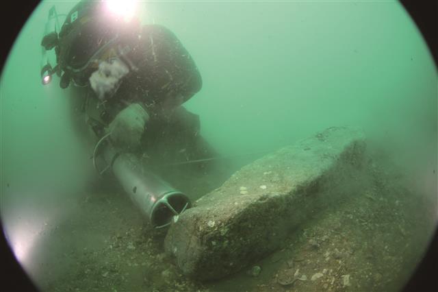 진도 명량대첩로 해역 수중발굴조사 모습.문화재청 제공