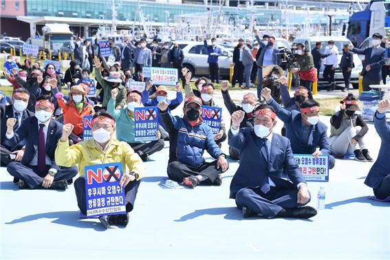 일본 정부의 원전 오염수 해양방출 결정 일본 규탄 대회에서 권오봉 여수시장과 여수 어업인들이 “일본 원전 오염수 방류결정을 규탄한다”는 피켓을 들고 시위를 하고 있다.