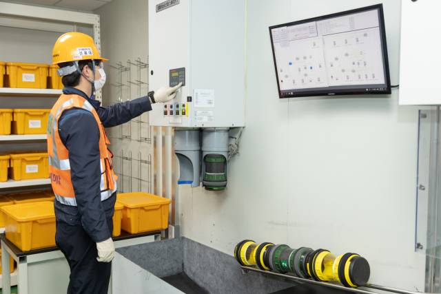 포스코케미칼 양극재 광양공장에서 에어슈팅 품질 모니터링 시스템이 가동되고 있다. 제품 라인 14개소와 품질분석실을 공기 이송라인으로 연결해 실시간 품질 관리가 가능하다. 이차전지업계에서는 포스코케미칼이 최초로 도입했다./사진제공=포스코케미칼