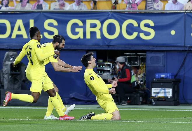 스페인 비야레알의 제라르 모레노(오른쪽)가 15일(현지시간) 유로파리그 8강 경기에서 골을 넣은 후 환호하고 있다. AP|연합뉴스
