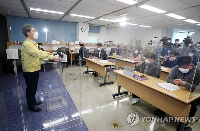 취재진 앞에 선 김승수 시장 (전주=연합뉴스) 정경재 기자 = 김승수 전북 전주시장이 19일 오후 아내의 농지법 위반 의혹에 대해 사과하는 내용의 기자회견을 하고 있다. 2021.4.19 jaya@yna.co.kr