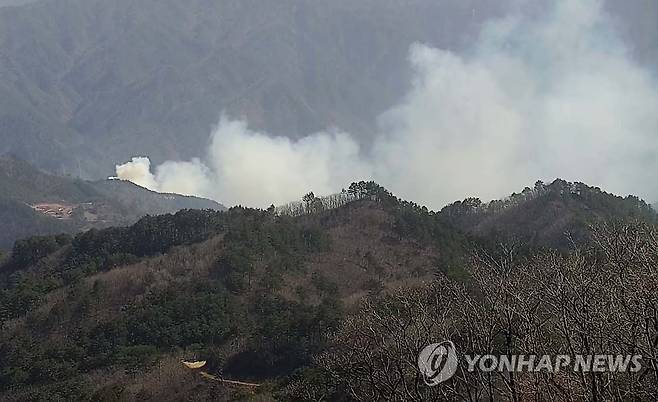 건조한 날씨 속 삼척서 산불 (삼척=연합뉴스) 30일 오후 강원 삼척시 가곡면 탕곡리에서 발생한 산불이 연기와 함께 번지고 있다. 2021.3.30.[동부산림청 제공·재판매 및 DB 금지] dmz@yna.co.kr