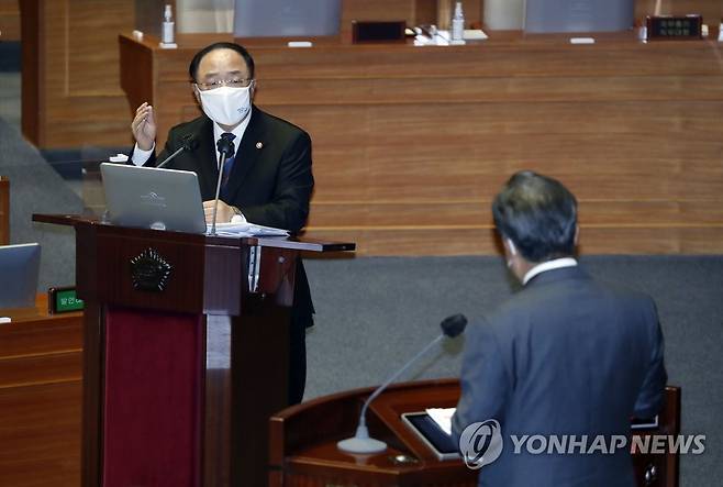 대정부질문 답변하는 홍남기 총리 대행 (서울=연합뉴스) 진성철 기자 = 홍남기 국무총리 직무대행이 19일 서울 여의도 국회 본회의에서 진행된 정치·외교·통일·안보 분야 대정부질문에서 답변하고 있다. 2021.4.19 zjin@yna.co.kr