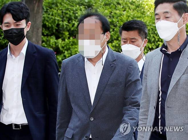 미공개 정보 투기 혐의 전 인천시의회 의원 영장심사 (인천=연합뉴스) 윤태현 기자 = 미공개 정보를 이용해 부동산 투기를 한 혐의를 받는 전 인천시의회 의원 A씨가 19일 구속 전 피의자 심문(영장실질심사)을 받기 위해 인천시 미추홀구 인천지방법원으로 들어서고 있다. 2021.4.19 tomatoyoon@yna.co.kr