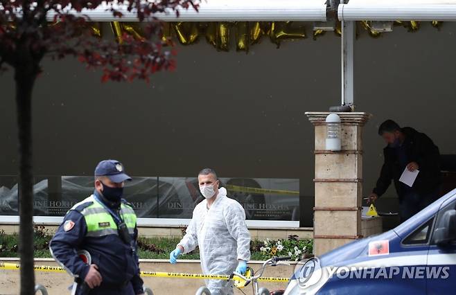 19일(현지시간) 흉기 공격이 발생한 알바니아 티라나의 한 모스크 앞에 배치된 경찰. [로이터=연합뉴스]