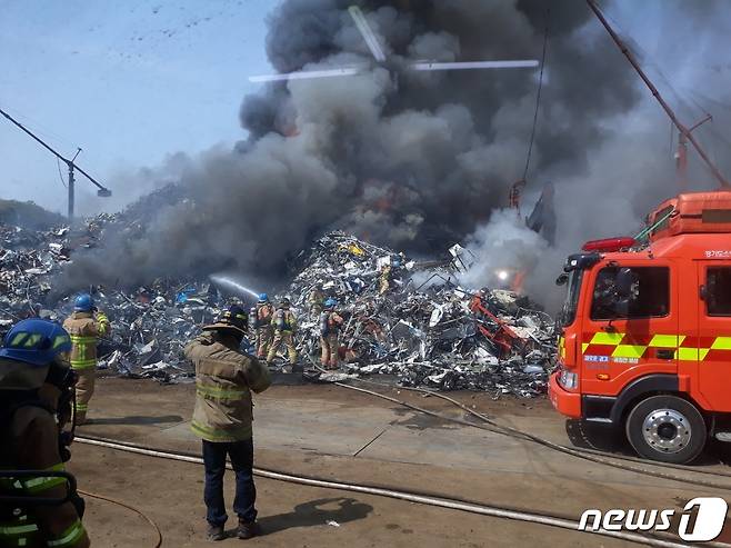 시흥시 과림동 폐기물처리장 화재 현장. © 뉴스1