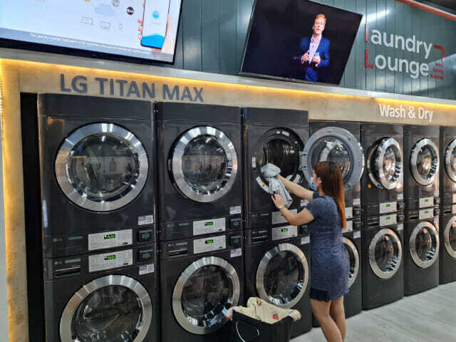 LG전자가 최근 오픈한 필리핀 마닐라 소재 스마트 론드리 라운지에 상업용 세탁기·건조기를 공급했다. (사진=LG전자)