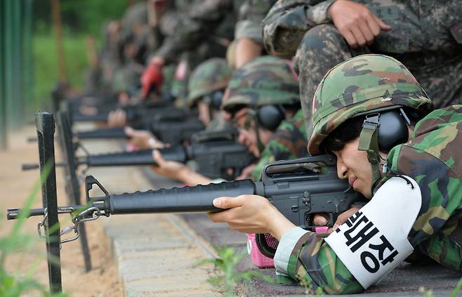 사격훈련을 하는 예비군들. 그러나 지난해 공군 법무관들이 사격 훈련을 거의 하지 않은 것으로 나타나 논란이 일기도 했다./신현종 기자