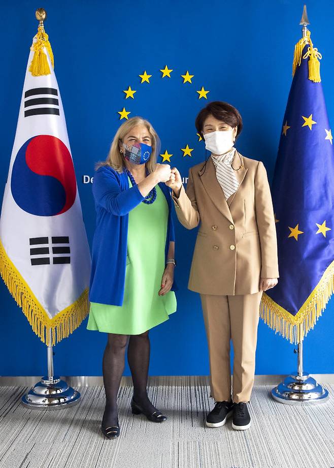 한정애 환경부 장관(오른쪽)이 20일 오후 서울 주한 EU 대표부(서울스퀘어)에서 열린 주한 EU 대표부 대사와 인사했다.