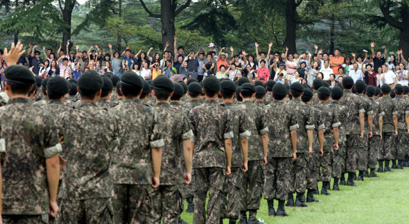 충남 논산시 연무읍 육군훈련소 연병장. 퇴소식에서 장병들을 향해 손을 흔들고 있는 가족들. <한겨레> 자료사진
