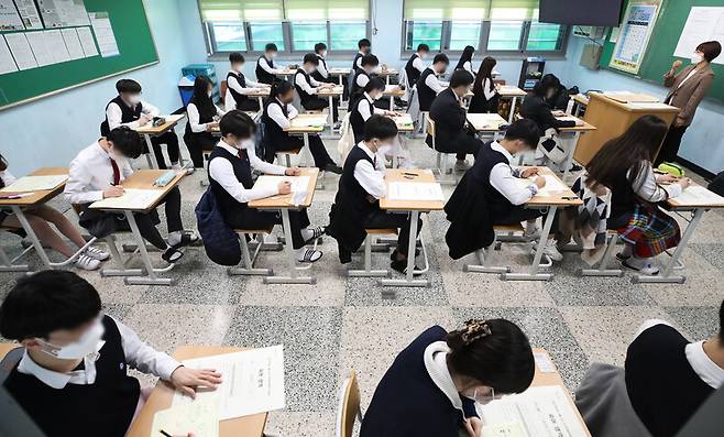 2021학년도 4월 고3 전국연합학력평가가 실시된 14일 경기도의 한 고등학교 3학년 학생들이 시험 시작을 기다리고 있다. 연합뉴스