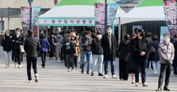 서울 중구 서울역 광장에 마련된 중구 임시선별진료소에서 시민들이 검체 검사를 받기 위해 줄 서서 대기하고 있다. /사진=뉴스1