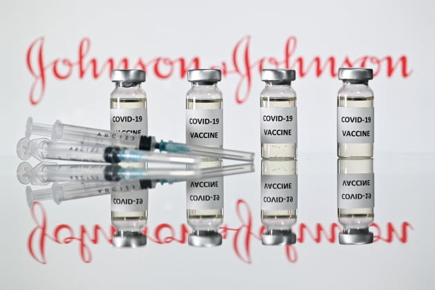 유럽의약품청은 미국 존슨앤드존슨(J&J)의 제약부문 계열사 얀센의 코로나19 백신에 대해 특이 혈전의 매우 드문 사례와 관련 가능성을 발견했다고 밝혔다. /사진=AFP