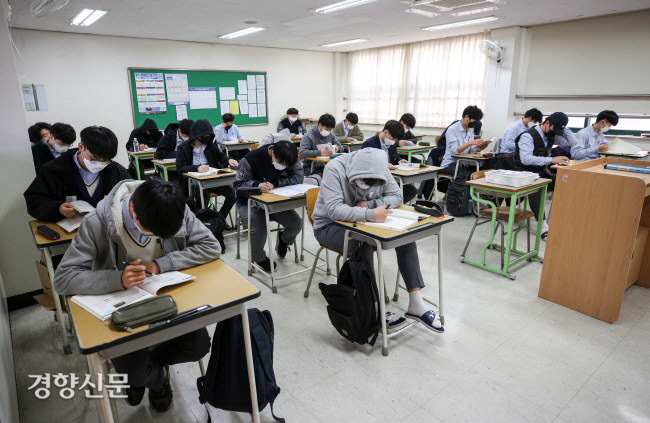 고3 전국연합학력평가 실행된 지난달 25일 서울의 한 고등학교에서 수험생들이 시험 준비를 하고 있다. |사진공동취재단