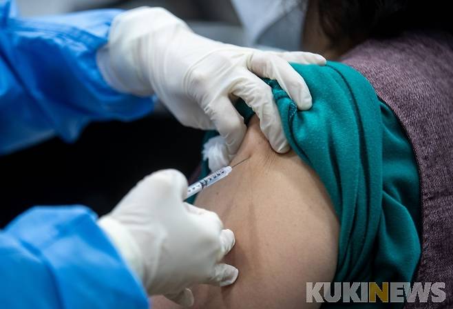 서울 성동구보건소에서 노인요양시설 요양보호사가 아스트라제네카 백신 접종을 받고 있다. 사진은 기사와 직접 관련이 없습니다. 사진=공동취재단