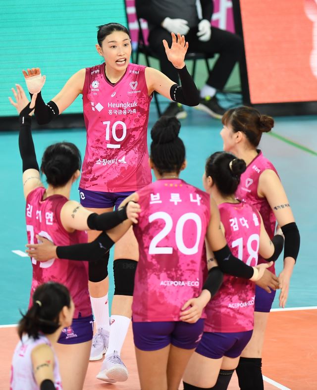 팀원들과 기뻐하는 김연경(가운데)의 모습. 한국배구연맹 제공