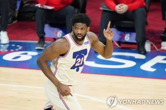 미국이 영국으로부터 독립선언을 한 해를 기념하는 의미로 팀이름을 정한 필라델피아 세븐티식서스는 NBA에서 가장 역사가 오래된 팀이다. 사진은 올 시즌 NBA MVP 후보로 꼽히는 필라델피아의 센터 조엘 엠비드. [AP=연합뉴스]