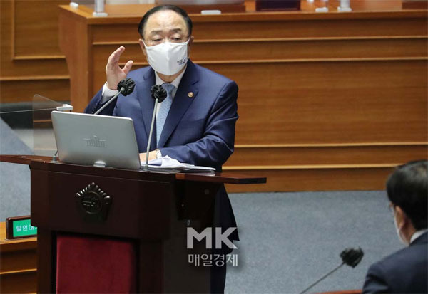 20일 오후 국회 본회의에서 열린 경제분야 대정부 질문에서 홍남기 국무총리 직무대행이 국민의힘 서병수 의원의 질의에 답하고 있다. [이승환 기자]