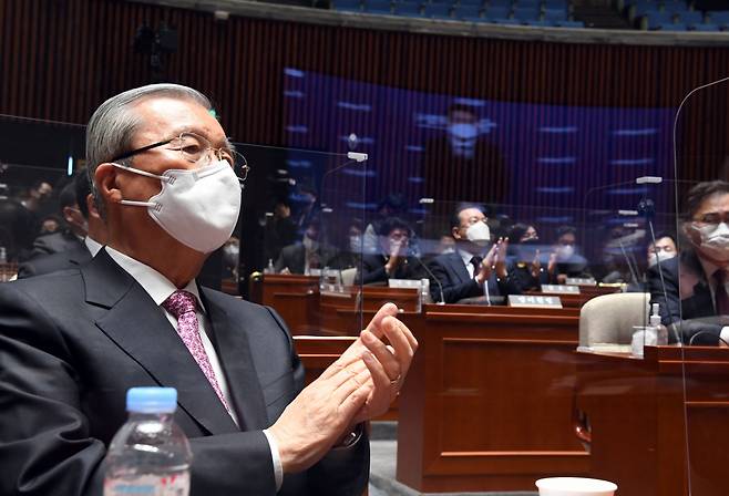 지난 8일 서울 여의도 국회에서 열린 국민의힘 의원총회에서 김종인 당시 비대위원장이 오세훈 서울시장의 당선 인사를 화상을 통해 듣고 있다. [연합]