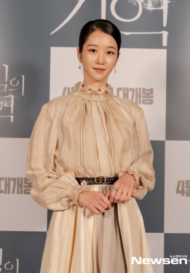 Actor Seo Ye-ji has been in the biggest crisis since his debut due to various suspicions.On the other hand, the personality of the entertainers who appeared with him is reevaluated and the unsmiling skit continues.Seo Ye-ji was involved in controversy such as the abuse of school, staff gangs, and forgery of education, starting with the suspicion that Actor Kim Jung-hyun had influenced the attitude controversy and the drop-out at the time of MBC Drama Time appearance.Among them, third parties, separate from the controversy, are summoned one after another because they appeared on the air with Seo Ye-ji, and the situation continues to be reevaluated to personality.The first person to get attention was Actor Seohyun, who filmed Kim Jung-hyun and Time.Kim Jung-hyuns rude attitude has been supported by the personality that has not been overshadowed by controversy and the professionality that has done his duty as a leading actor.Many netizens call Seohyun Bodhisattva and say that the good person eventually wins.Naturally, the gaze has been directed to a male entertainer who has been breathing in other works with Seohyun, and the personality of Go Kyung-pyo, who got the modifier Seohyun and Pangyo newlyweds at JTBC Drama Personal Life last October, is also being reevaluated.At the time of the Personal Life making, Go Kyung-pyo monitored the performance of Seohyun together and encouraged him with praise.In the raining god, he showed consideration such as tilting an umbrella in the direction of Seohyun, and he pleasantly led the scene atmosphere so that the other party would not be embarrassed in the skinship scene.The behavior of Go Kyung-pyo is gathering a topic late with an anecdote that is contrary to the love play issue of Seo Ye-ji Kim Jung-hyun.Gag Woman Jang Doyeon and Actor Park Seo-joon also emerged as a topic of the past with the Seo Ye-ji issue.In the MBC entertainment program Three Wheels broadcasted in August 2015, MC Seo Ye-ji suddenly danced to guest Jang Doyeon, and Jang Doyeon, who was not suitable for dancing at the time, expressed displeasure, but Seo Ye-ji did not bend.Eventually, Jang Doyeon borrowed the clothes of the other performers and danced after wearing them on his waistband, which is said to have been a dancer, laughing and trying not to hurt the shooting atmosphere.In the meantime, Park Seo-joon was reexamined in KBS 2TV drama Gallery making with Seo Ye-ji.He left without saying anything after seo Ye-ji almost fell.Since then, Seo Ye-ji has said that he has not been very close to Park Seo-joon through media interviews, and the netizens who have encountered it have said that Park Seo-joons insight is great.The re-examination stemming from the Seo Ye-ji controversy has a bitter corner somewhere rather than a thrill.This is because the grievances of those who suffered direct or indirect damage due to the past Seo Ye-ji were known late and the words of those who lacked the basic personality that they took for granted were so miserable.Even though I am a good actor who is excellent in acting ability, it is a reality that reminds me that the wrong personality is only a blindfold and awoken.