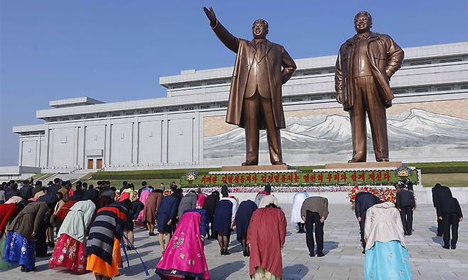북한 평양의 주민들이 김 주석과 아들 고 김정일 국방위원장의 동상을 참배하고 있다. 연합뉴스