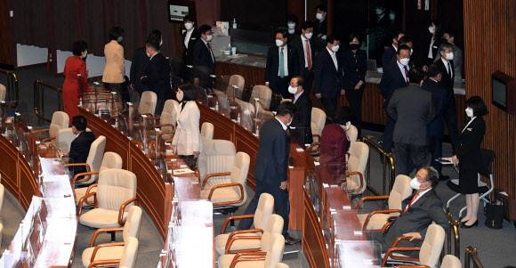 국민의힘 소속 의원들이 20일 오후 서울 여의도 국회 본회의장에서 열린 경제 분야 대정부질문에서 김상희 국회부의장의 전날 발언에 대해 사과를 요구하며 퇴장하고 있다. 뉴스1