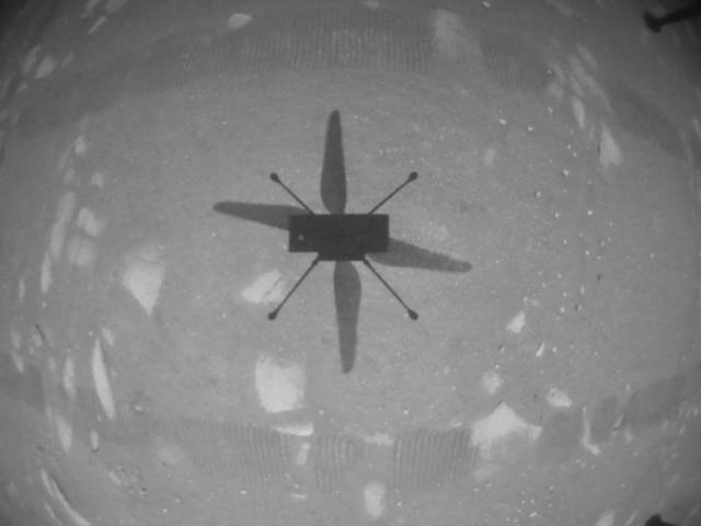 화성 비행에 성공한 소형 헬기 인저뉴어티가 최초로 보내온 사진. 화성 지표에 보이는 자신의 그림자를 찍은 것이다.