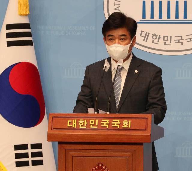 김병욱 더불어민주당 의원이 20일 서울 여의도 국회 소통관에서 ‘종부세법·재산세법’ 개정안 대표 발의 기자회견을 하고 있다. /권욱 기자