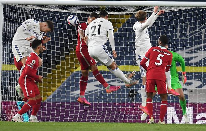 지난 19일 프리미어 리그 경기장면. 헤딩골을 시도하는 공격수나 이를 막을려는 수비수들 모두 마치 줄넘기를 하듯 몸을 뛰우고 있다. EPA|연합뉴스