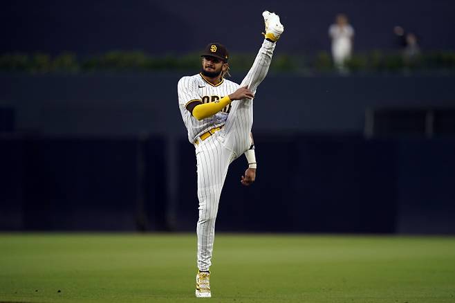 메이저리그에서 가장 화끈하고 익사이팅 한 선수 중 한명인 샌디에이고 파드리스의 페르난도 타티스 주니어가 경기에 앞서 발레 못짓으로 몸을 풀고 있다. AP|연합뉴스