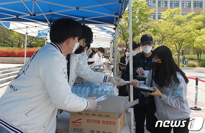 21일 정오 목원대 중앙도서관 광장에서 총학생회 관계자들이 학생들에게 도시락을 전하고 있다. (목원대 제공) © 뉴스1