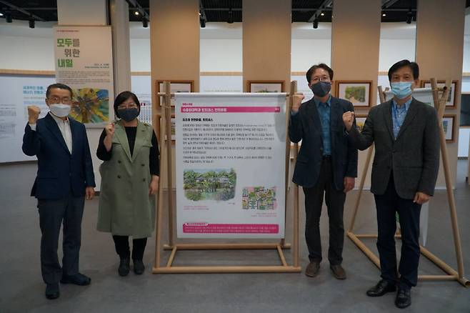 한국에너지정보문화재단은 21일 서울 금천구 사옥 1층 에너지정보관에서 모두를 위한 내일 기획전을 열었다. 장미정 작가(왼쪽 두 번째)와 윤기돈 재단 상임이사(왼쪽 세 번째) 등 관계자들이 기념 사진을 촬영하고 있다.