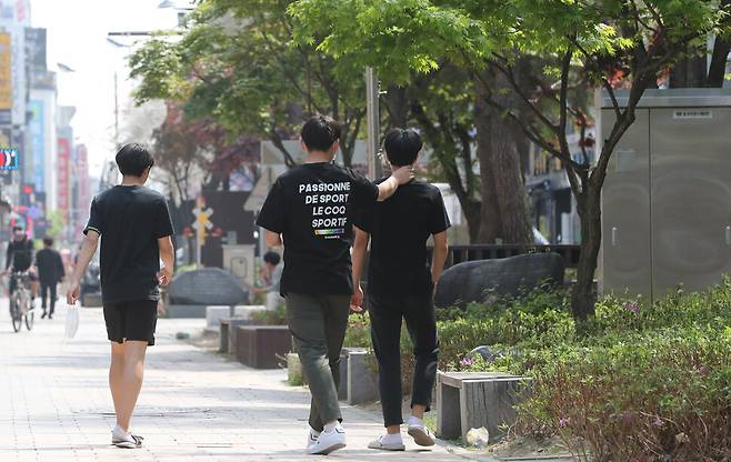 21일 오후 충북 청주시 상당구 성안길에서 시민들이 가벼운 옷차림으로 거리를 걷고 있다. 연합뉴스