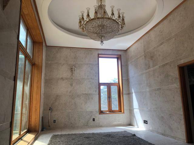 3월 31일 강원도 원주 부론면 소재의 건설브로커 윤중천씨가 소유했던 별장 내부 모습. 대규모 행사가 열렸던 F동의 1층 로비 천장에 커다란 샹들리에가 달려 있다. 원주=이승엽 기자