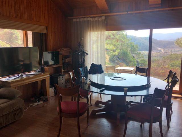 3월 31일 강원도 원주 부론면 소재의 건설업자 윤중천씨가 소유했던 별장 내부 모습. 윤씨는 D동(1층)에서 식사를 한 뒤, E동으로 이동해 접대를 했다. 원주=이승엽 기자