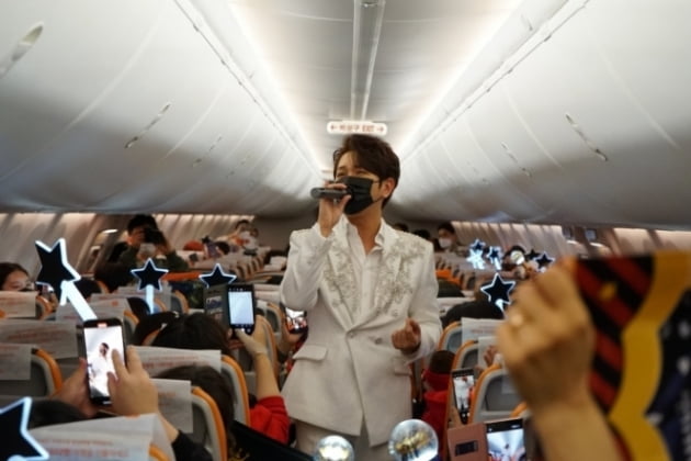 4월18일 제주항공 7C380편에서 트로트 가수 김수찬이 기내 팬미팅을 진행하고 있다/사진=제주항공