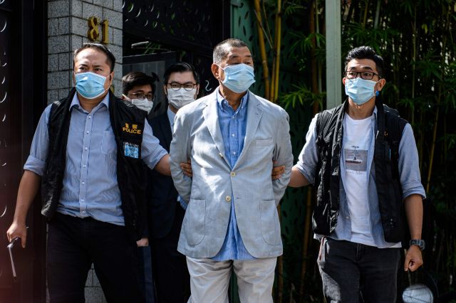 지난해 8월 홍콩에서 국가보안법 위반 혐의로 경찰에 체포돼 연행되는 빈과일보 사주 지미 라이. AFP연합뉴스