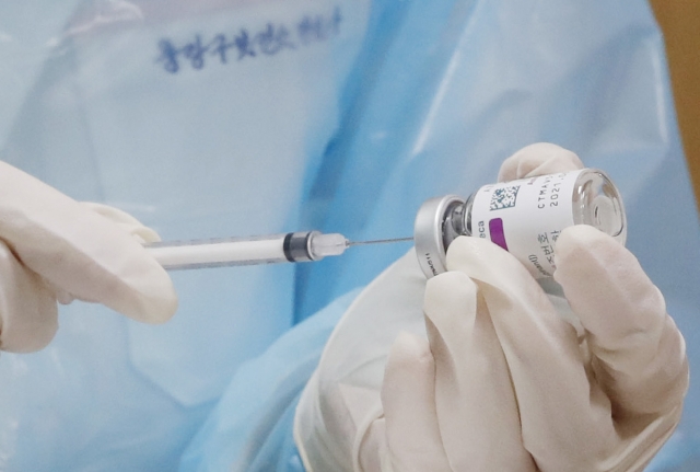아스트라제네카(AZ) 코로나19 백신 접종이 재개된 12일 오후 서울 중랑구 보건소에서 의료진이 백신 접종 준비를 하고 있다. 연합뉴스