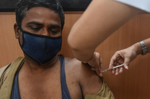 19일(현지시간) 인도에서 한 남성이 아스트라제네카 백신을 맞고 있다./사진=AFP